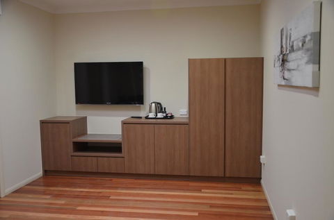 The Australian Hotel Motel - Accommodation Gladstone 3