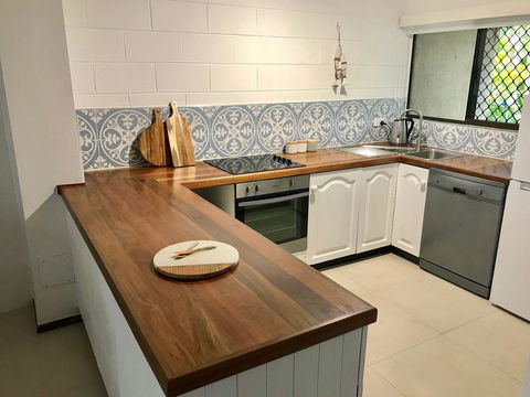 The Barefoot Beach Cottage - Accommodation Gladstone 1
