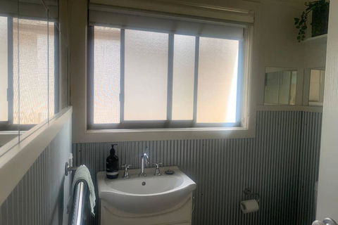 The Batch On Benyon , Fresh And Cute As A Button - Accommodation Gladstone 3
