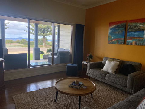 The Beach House & Villas - Accommodation Gladstone 2