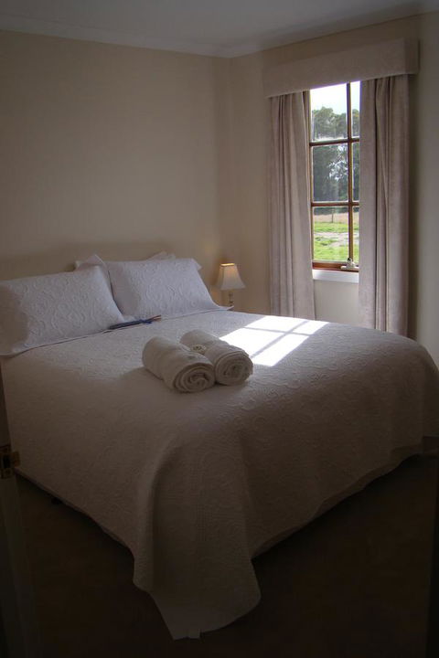 Buttons Cottage For Canyon & Rain Forest Walks With In House Dining - Accommodation Gladstone 8