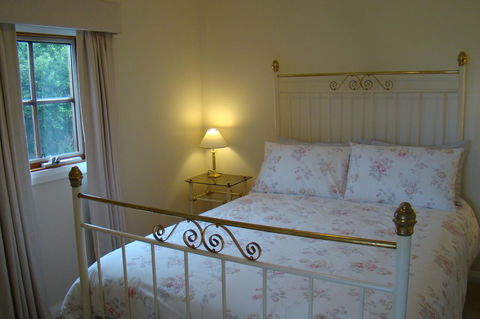 Buttons Cottage For Canyon & Rain Forest Walks With In House Dining - Accommodation Gladstone 10