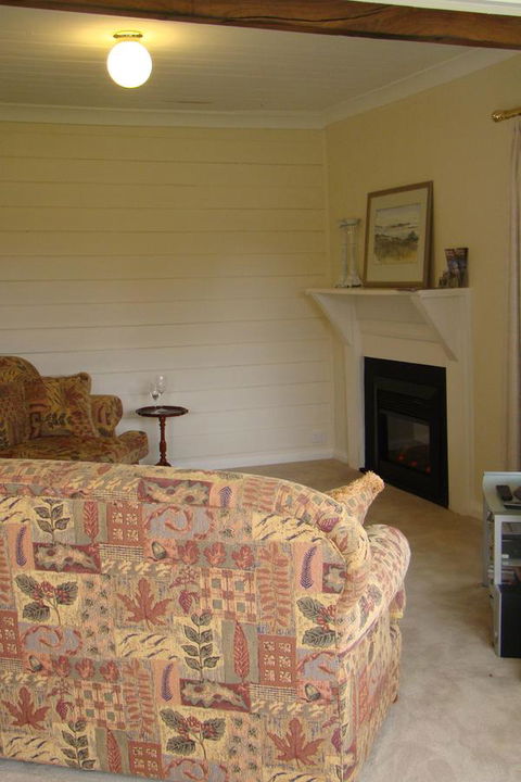 Buttons Cottage For Canyon & Rain Forest Walks With In House Dining - Accommodation Gladstone 6
