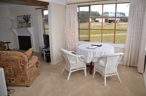 Buttons Cottage For Canyon & Rain Forest Walks With In House Dining - Accommodation Gladstone 12
