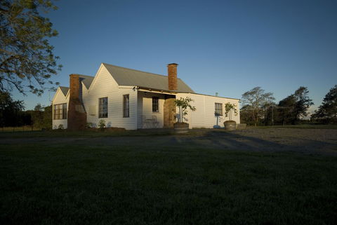 Buttons Cottage For Canyon & Rain Forest Walks With In House Dining - Accommodation Gladstone 3