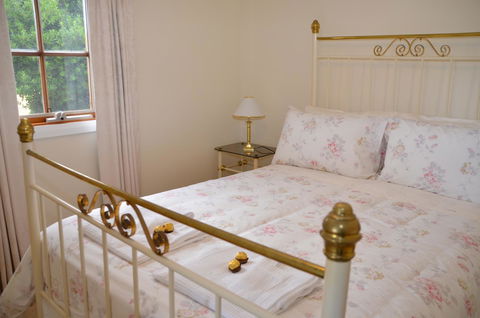 Buttons Cottage For Canyon & Rain Forest Walks With In House Dining - Accommodation Gladstone 19