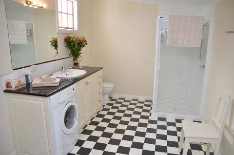 Buttons Cottage For Canyon & Rain Forest Walks With In House Dining - Accommodation Gladstone 23