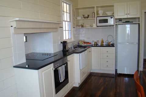 Buttons Cottage For Canyon & Rain Forest Walks With In House Dining - Accommodation Gladstone 26