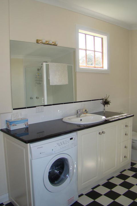 Buttons Cottage For Canyon & Rain Forest Walks With In House Dining - Accommodation Gladstone 17