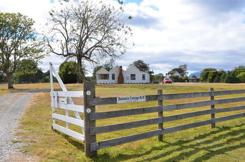 Buttons Cottage For Canyon & Rain Forest Walks With In House Dining - Accommodation Gladstone 1