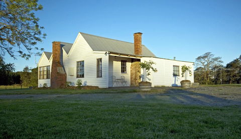 Buttons Cottage For Canyon & Rain Forest Walks With In House Dining - Accommodation Gladstone 0