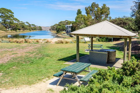 Aqua Beachfront! - Accommodation Gladstone 4
