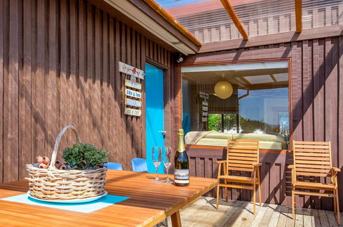 Aqua Beachfront! - Accommodation Gladstone 1