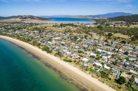 Aqua Beachfront! - Accommodation Gladstone 0