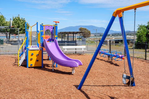 Aqua Beachfront! - Accommodation Gladstone 3