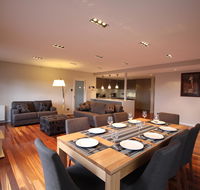 Sunny 3 Bedroom Apartment in Sandy Bay - Accommodation Gladstone