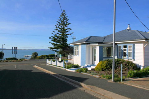 Freycinet Waters - Accommodation Gladstone 0