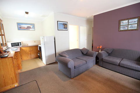 The Fox And Hounds Historic Hotel - Accommodation Gladstone 13