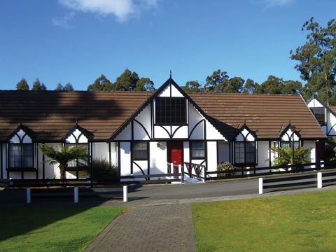 The Fox And Hounds Historic Hotel - Accommodation Gladstone 0