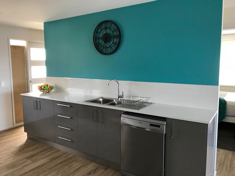 Self Contained Beach View Apartment - Accommodation Gladstone 6
