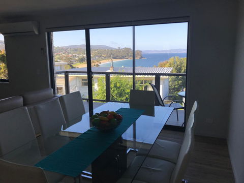 Self Contained Beach View Apartment - Accommodation Gladstone 2