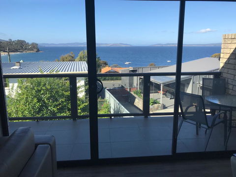 Self Contained Beach View Apartment - Accommodation Gladstone 1