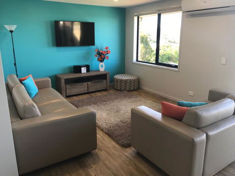 Self Contained Beach View Apartment - Accommodation Gladstone 4