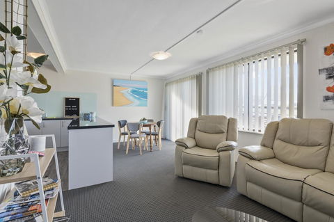 Aruba Apartments - Accommodation Gladstone 0