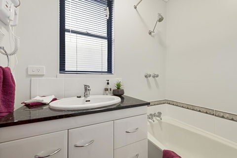 Aruba Apartments - Accommodation Gladstone 5