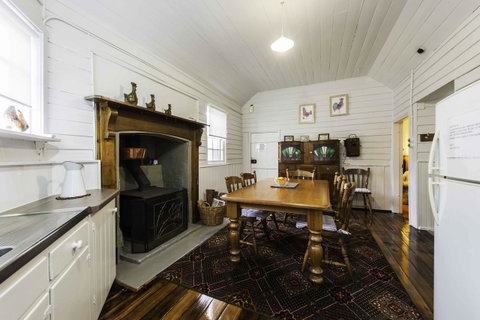 Touchwood Cottages - Accommodation Gladstone 43