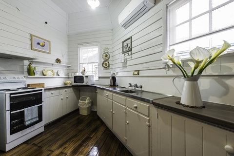 Touchwood Cottages - Accommodation Gladstone 12