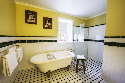 Touchwood Cottages - Accommodation Gladstone 10