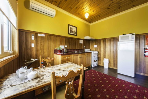 Touchwood Cottages - Accommodation Gladstone 39