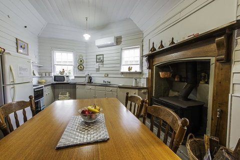 Touchwood Cottages - Accommodation Gladstone 14