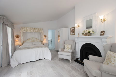 White Dove Cottage Bed And Breakfast - Accommodation Gladstone 0