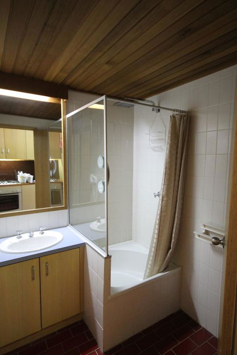Arlberg Hotham - Accommodation Gladstone 2