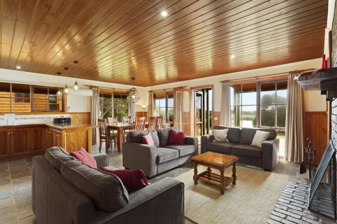 Apollo Bay Cottages - Accommodation Gladstone 2