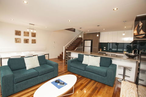 7 Falls Apartments - Accommodation Gladstone 4