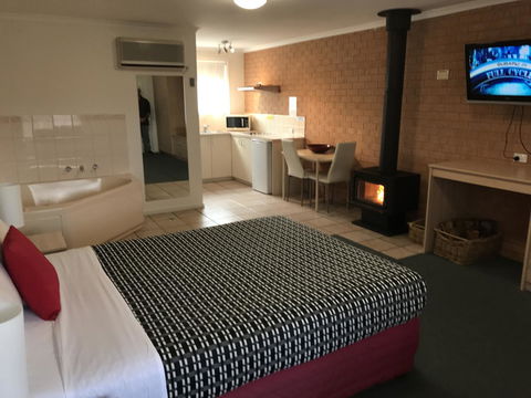 Beachcomber Motel & Apartments - Accommodation Gladstone 2