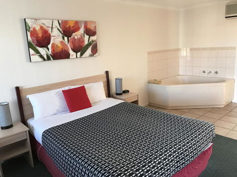 Beachcomber Motel & Apartments - Accommodation Gladstone 0