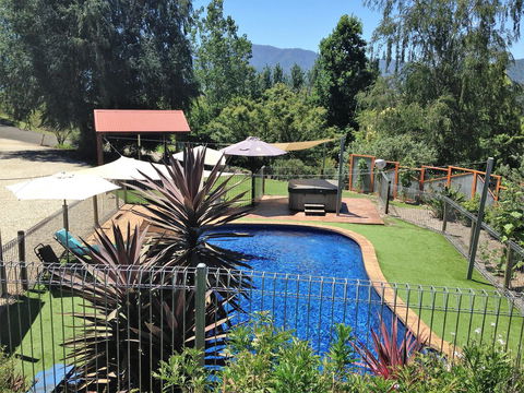 Snow View Holiday Units - Accommodation Gladstone 8