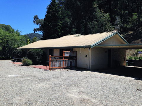 Snow View Holiday Units - Accommodation Gladstone 4