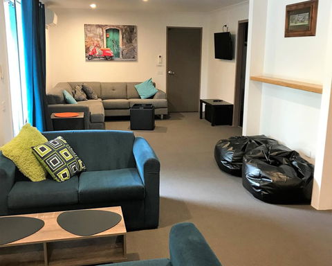 Snow View Holiday Units - Accommodation Gladstone 12