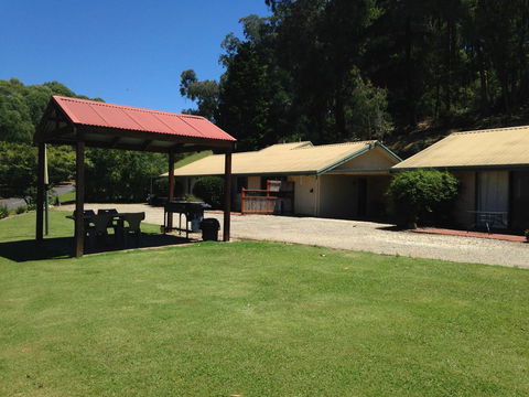 Snow View Holiday Units - Accommodation Gladstone 2