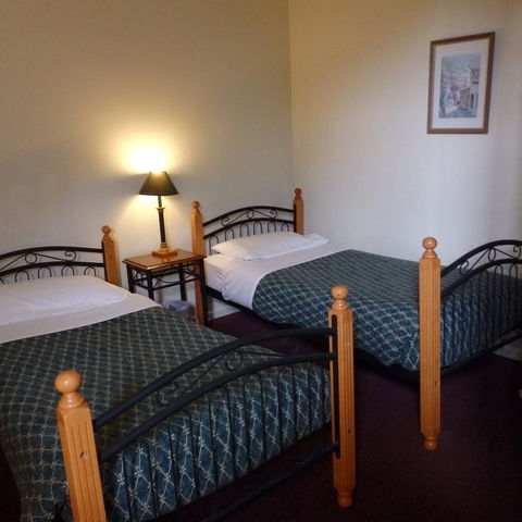 Bright Chalet - Accommodation Gladstone 7