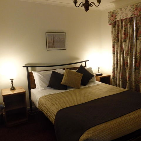 Bright Chalet - Accommodation Gladstone 12
