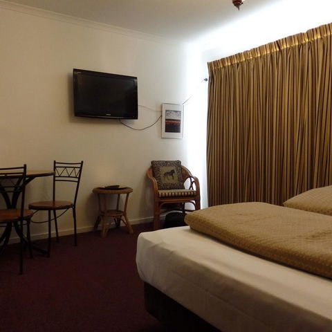 Bright Chalet - Accommodation Gladstone 13