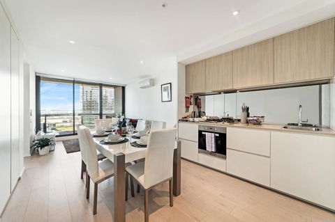 Best Views On Collins - Accommodation Gladstone 8