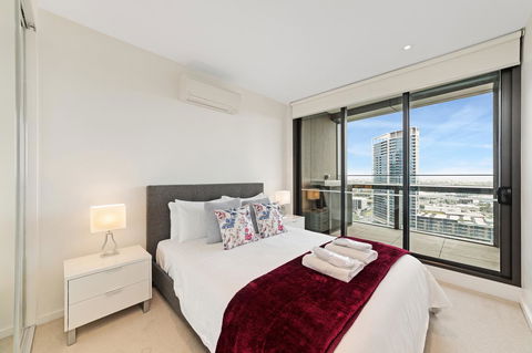 Best Views On Collins - Accommodation Gladstone 10