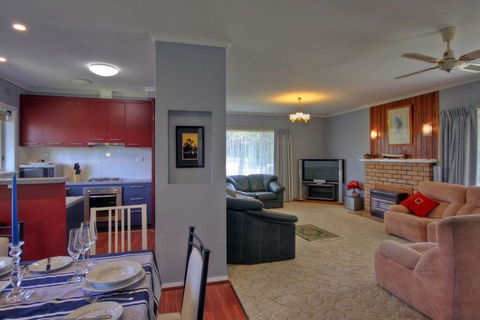 Jacaranda House - Accommodation Gladstone 2